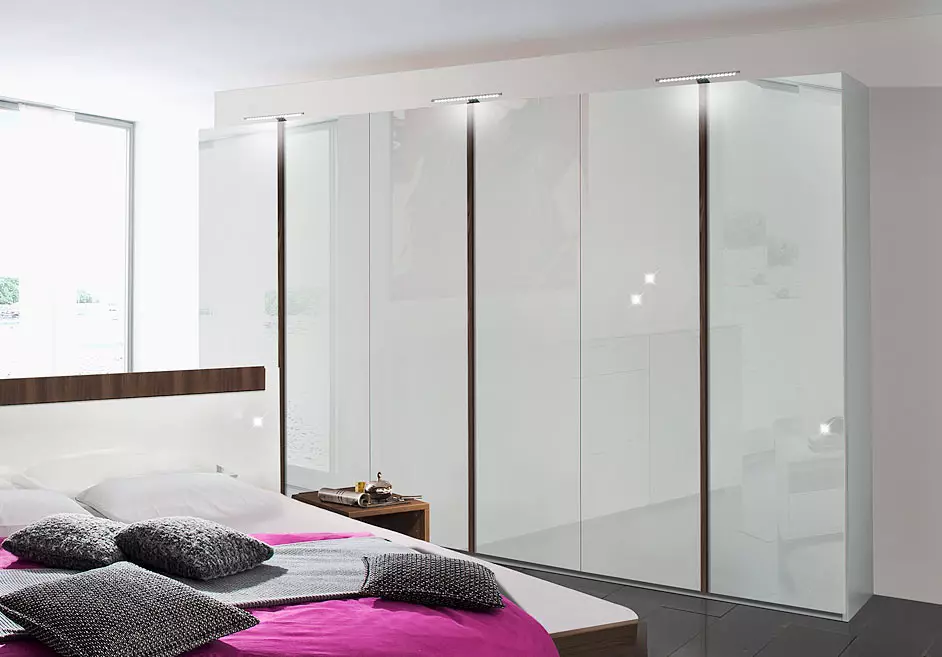 Valkoiset vaatekaapit makuuhuoneessa (49 valokuvaa): nykyaikaisten mallien ominaisuudet kirkkaissa värissä peili, design-vaihtoehdot mustavalkoiset mattakaapit ja kalusteet kiilto 9922_39