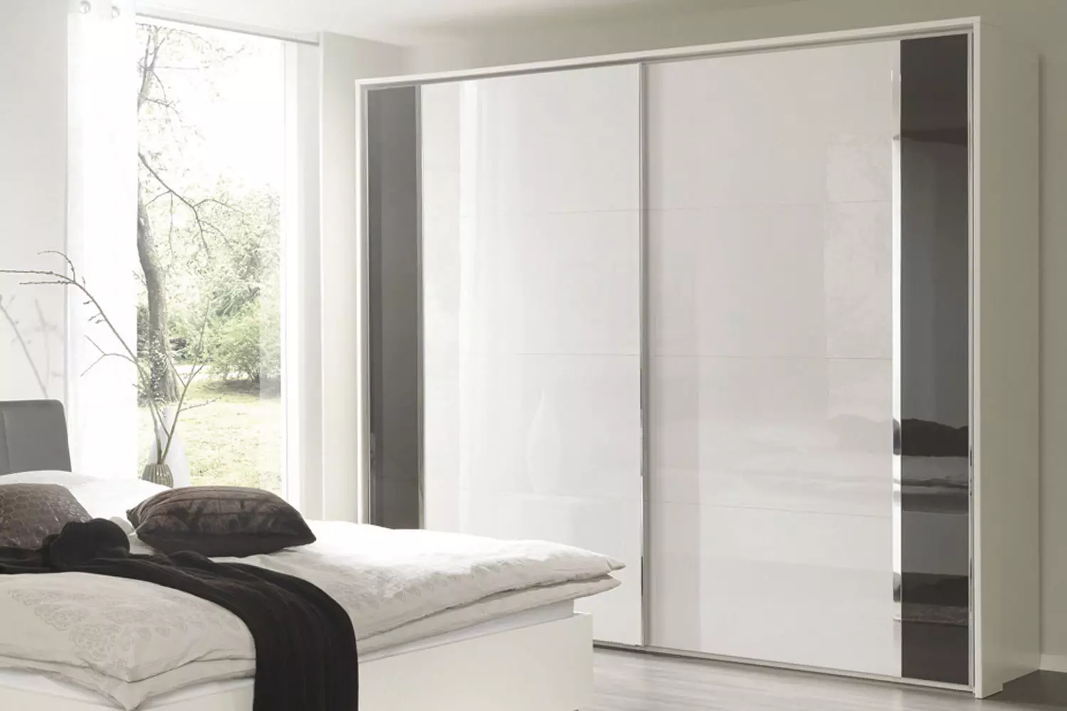 Biele skrine v spálni (49 fotiek): Charakteristiky moderných modelov v jasných farbách so zrkadlom, možnosti dizajnu pre čiernobiele matné skrine a nábytok s lesklými 9922_4