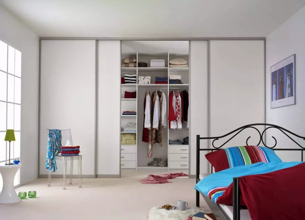 Białe szafy w sypialni (49 zdjęcia): Cechy nowoczesnych modeli w jasnych kolorach z lustrem, opcje projektowania dla czarno-białych szafek i mebli z połyskiem 9922_41