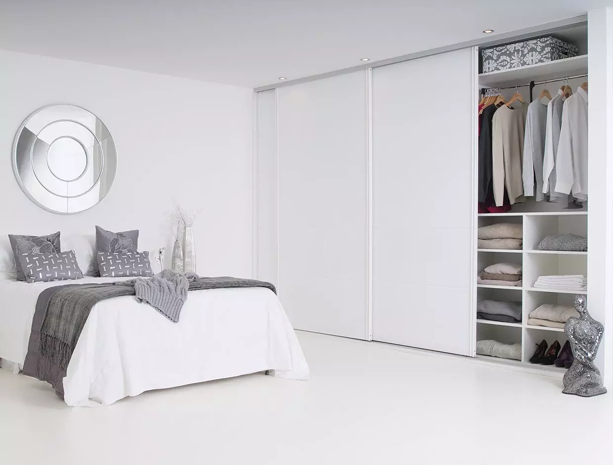 Wardrobes White në dhomën e gjumit (49 foto): Karakteristikat e modeleve moderne në ngjyra të ndritshme me një pasqyrë, opsionet e projektimit për kabinete të zezë dhe të bardhë matte dhe mobilje me shkëlqim 9922_42