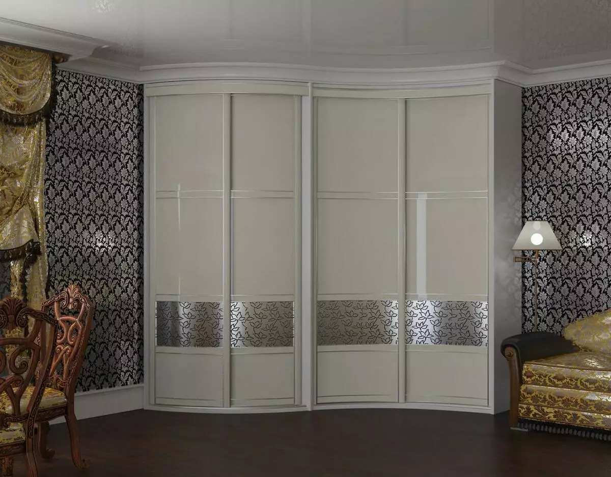 Dulapuri albe în dormitor (49 poze): Caracteristicile modelelor moderne în culori luminoase cu o oglindă, opțiuni de proiectare pentru dulapuri mată alb-negru și mobilier cu luciu 9922_43