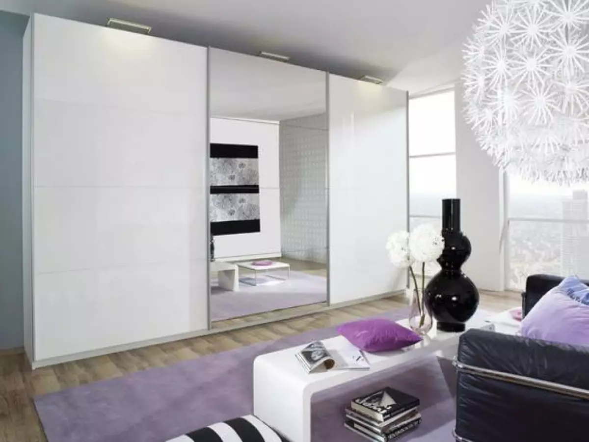 Baltās skapji guļamistabā (49 fotoattēli): mūsdienu modeļu iezīmes spilgtas krāsās ar spoguli, melnbalto matētu skapju un mēbeļu dizaina iespējas ar spīdumu 9922_44