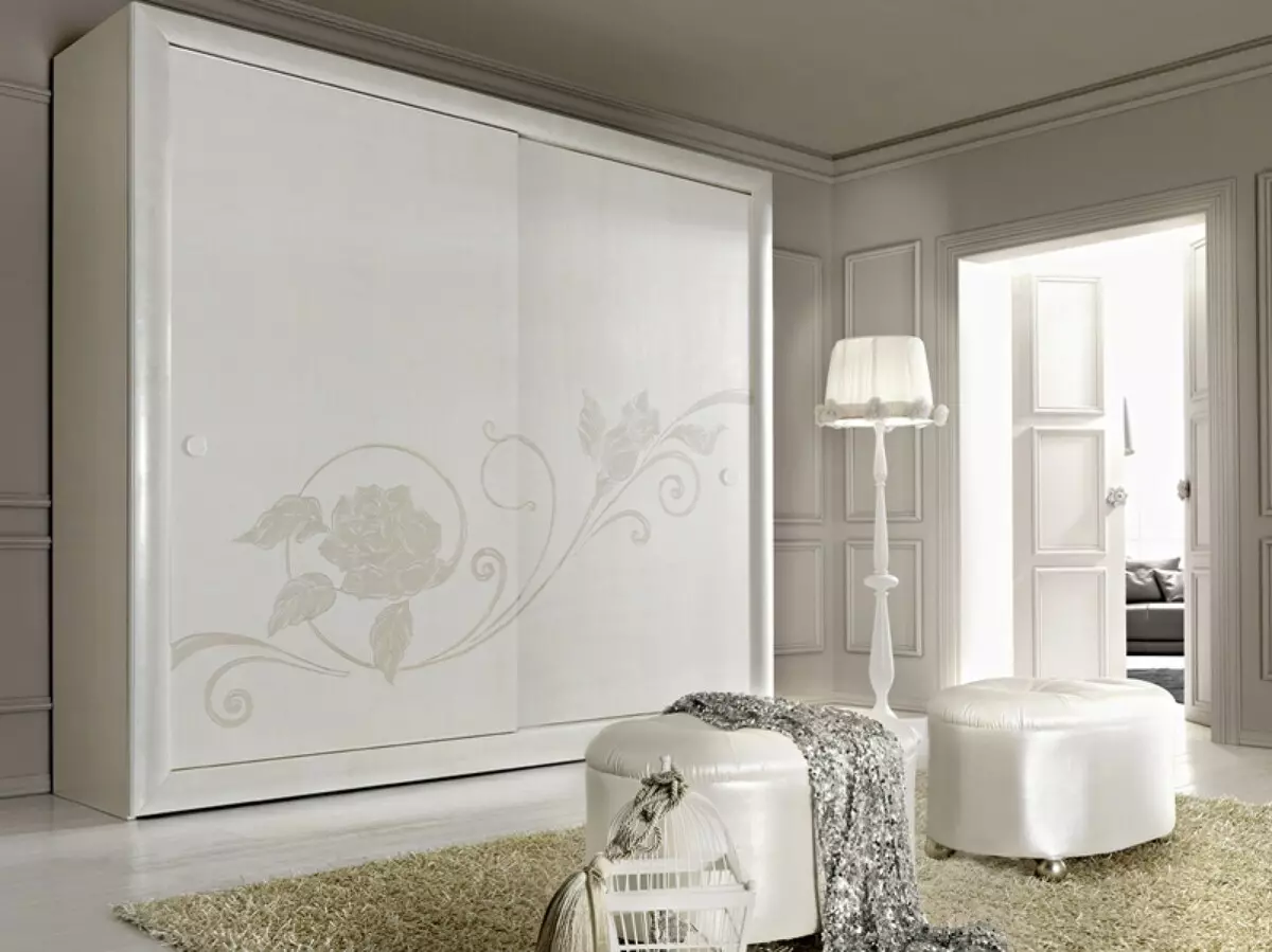 Yatak odasında beyaz dolaplar (49 fotoğraf): Modern modellerin aydınlık renklerde aynalı parlak renklerde, siyah ve beyaz mat dolaplar ve mobilyalar için tasarım seçeneklerinin özellikleri 9922_45