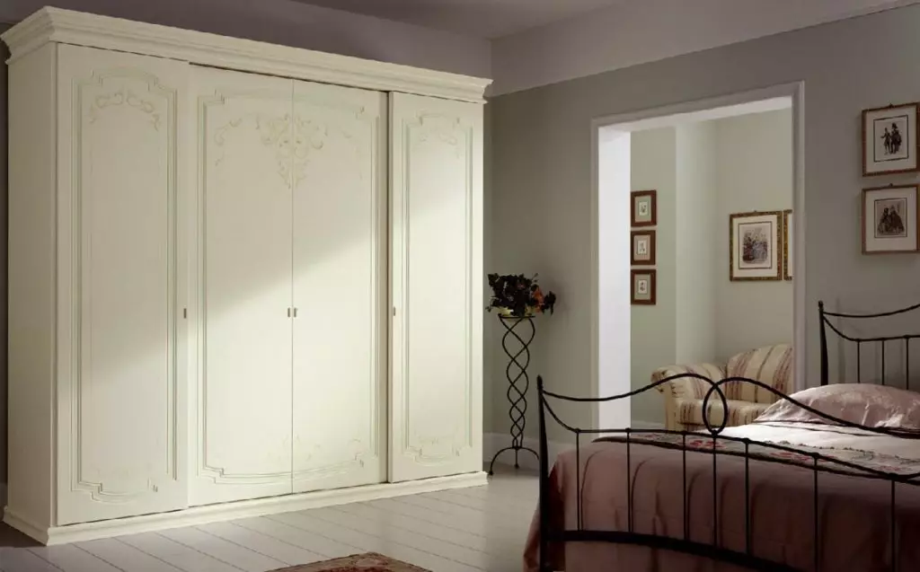 Bijeli ormari u spavaćoj sobi (49 fotografija): Značajke modernih modela u svijetlim bojama sa ogledalom, opcije dizajna za crno-bijele mat ormare i namještaj sa sjajem 9922_46