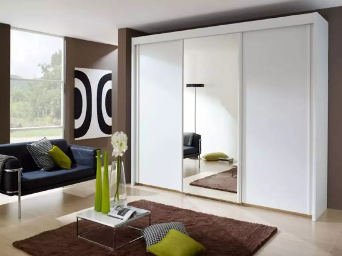 Bijeli ormari u spavaćoj sobi (49 fotografija): Značajke modernih modela u svijetlim bojama sa ogledalom, opcije dizajna za crno-bijele mat ormare i namještaj sa sjajem 9922_48