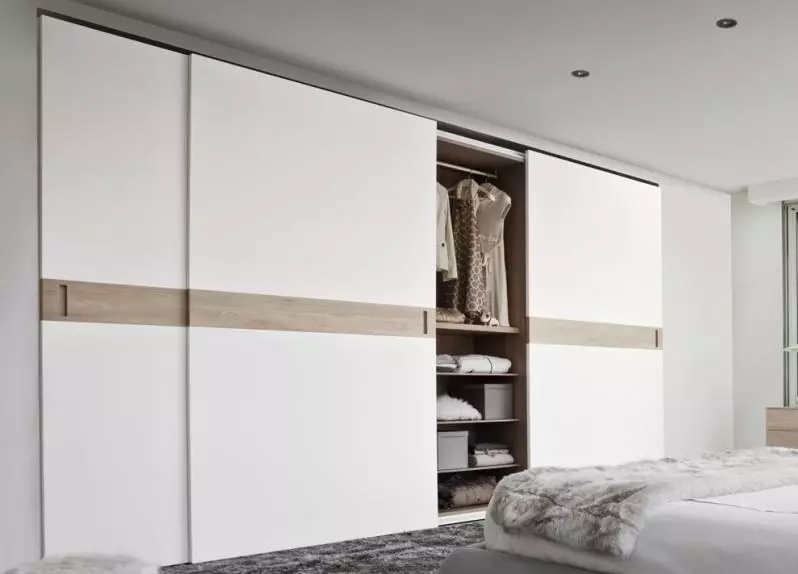 Bijele ormare u spavaćoj sobi (49 fotografija): Značajke modernih modela u svijetlim bojama s ogledalom, opcije dizajna za crno-bijele mat ormari i namještaj s sjajem 9922_5