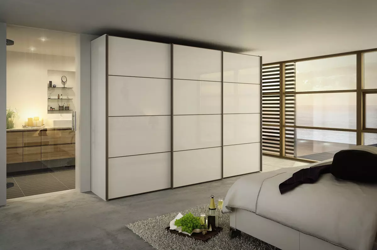 Biele skrine v spálni (49 fotiek): Charakteristiky moderných modelov v jasných farbách so zrkadlom, možnosti dizajnu pre čiernobiele matné skrine a nábytok s lesklými 9922_6
