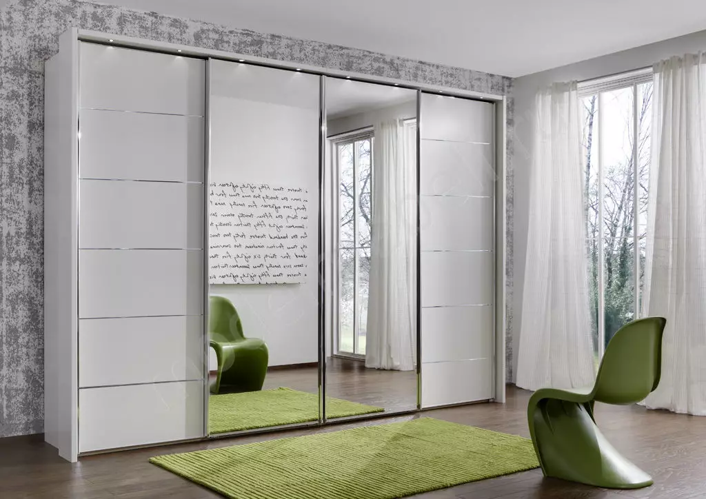 Biele skrine v spálni (49 fotiek): Charakteristiky moderných modelov v jasných farbách so zrkadlom, možnosti dizajnu pre čiernobiele matné skrine a nábytok s lesklými 9922_7