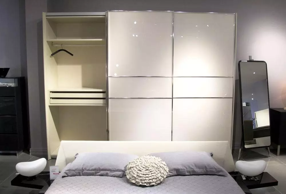 Wardrobes White në dhomën e gjumit (49 foto): Karakteristikat e modeleve moderne në ngjyra të ndritshme me një pasqyrë, opsionet e projektimit për kabinete të zezë dhe të bardhë matte dhe mobilje me shkëlqim 9922_8