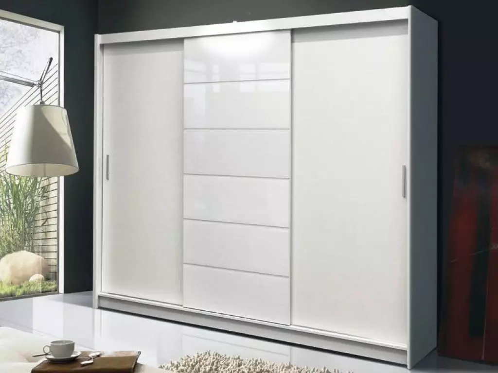 Armoires blanches dans la chambre (49 photos): Caractéristiques des modèles modernes dans des couleurs vives avec un miroir, des options de conception pour les armoires et meubles mates blanches et blancs avec brillant 9922_9