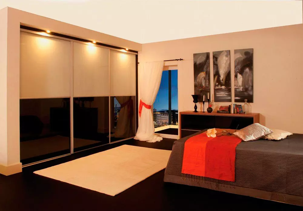 Gabinetes de dormitorio incorporados (55 fotos): el diseño de gabinetes de esquina incorporados grandes y pequeños armarios 9928_12