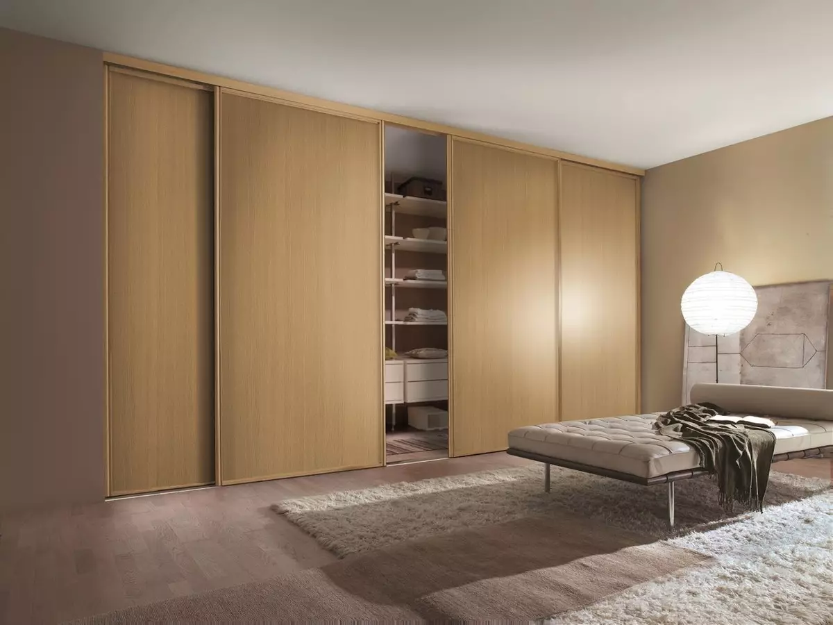 Вградени кабинети за спални (55 фотографии): Дизајнот на големи вградени кабинети и мали гардероби 9928_17