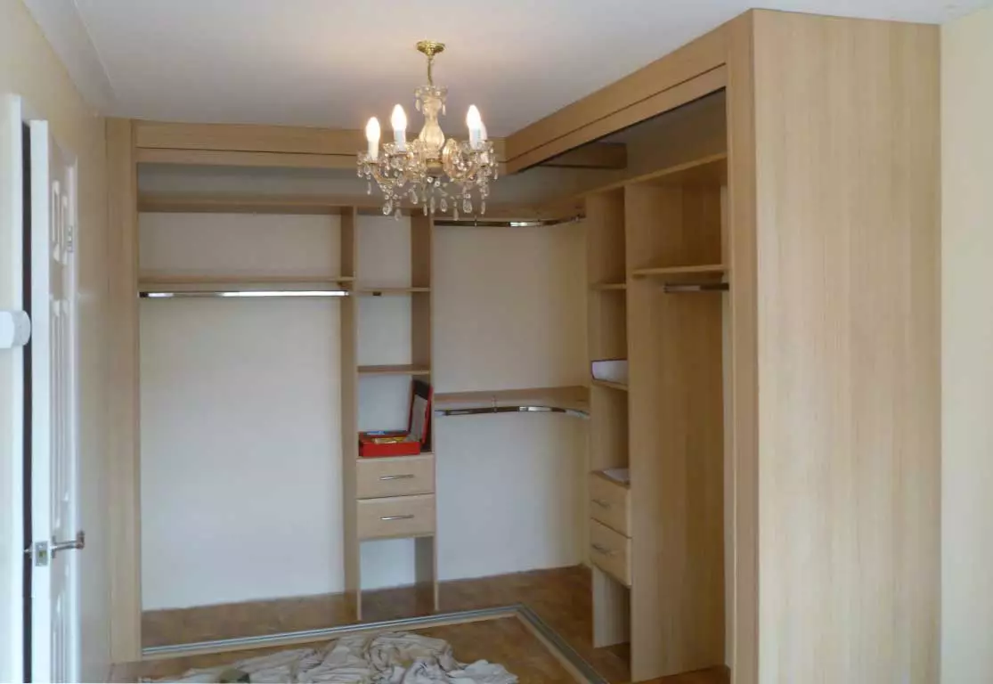 Вбудовані шафи в спальню (55 фото): дизайн великих вбудованих кутових шаф і маленьких шаф-гардеробних 9928_22