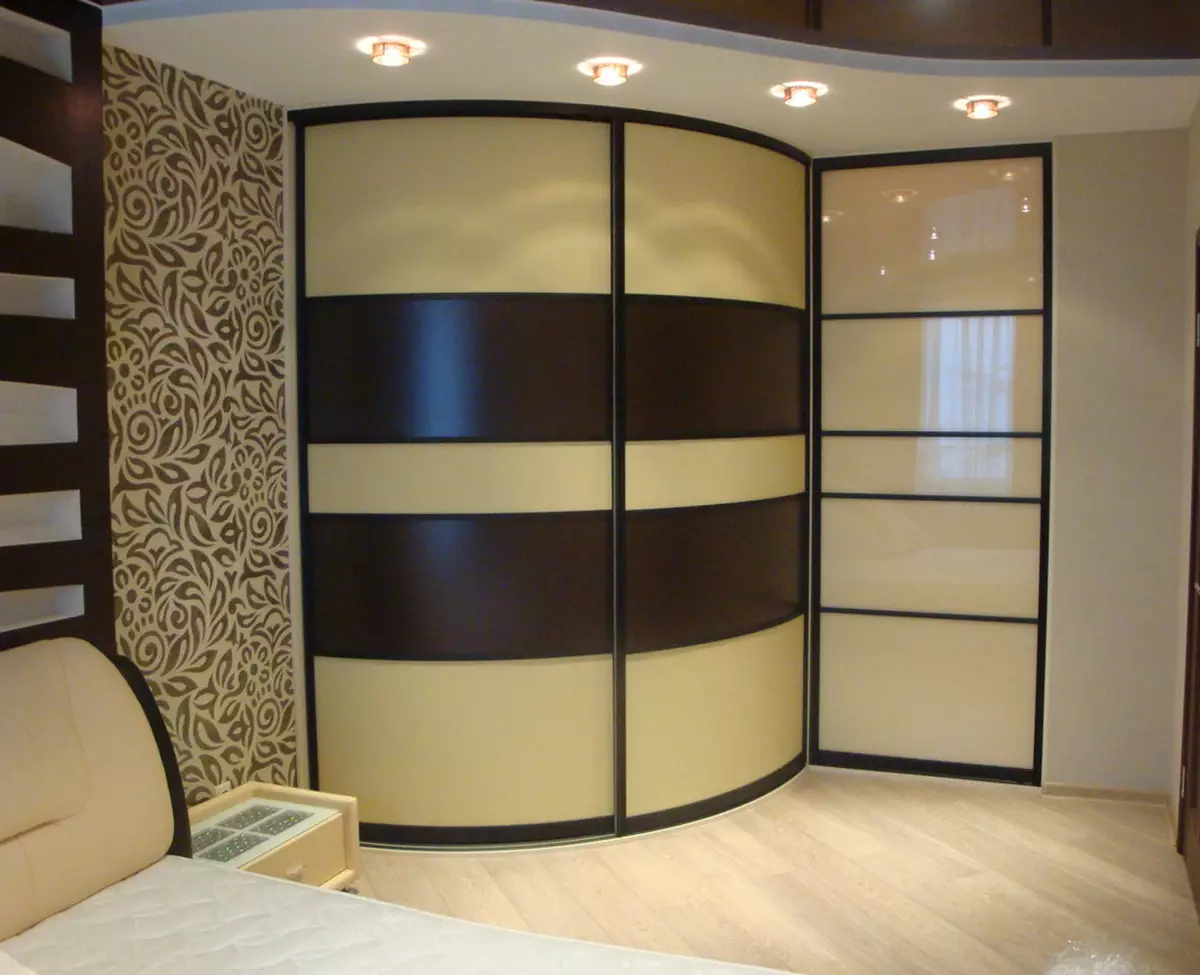 Vgrajene omare za spalnice (55 fotografij): Oblikovanje velikih vgrajenih vogalnih omar in majhnih omar 9928_24