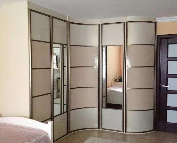 Sisseehitatud magamistoa kapid (55 fotot): suur sisseehitatud nurgakappide ja väikeste garderoobide disain 9928_26