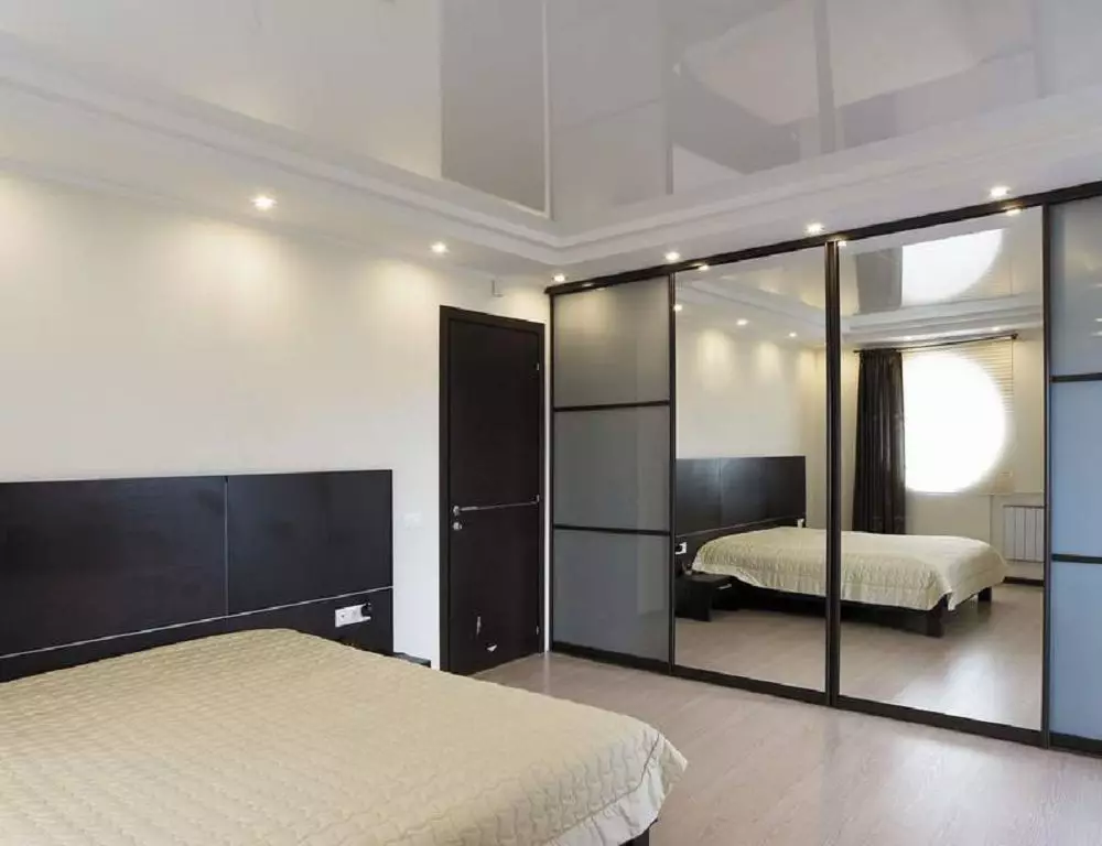 ตู้ห้องนอนในตัว (55 รูป): การออกแบบตู้มุมขนาดใหญ่และตู้เสื้อผ้าขนาดเล็ก 9928_28