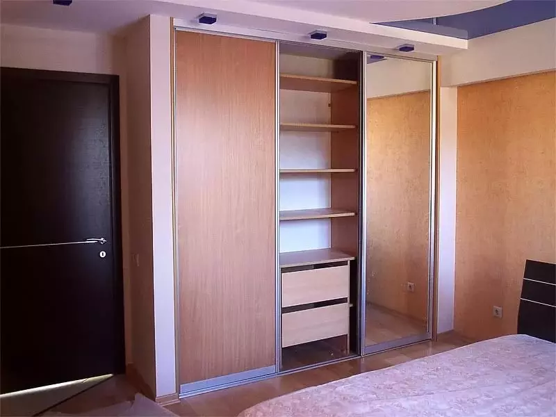 Kabinete të ndërtuara në dhomën e gjumit (55 foto): Dizajni i kabineteve të mëdha të themeluara në qoshe dhe wardrobes të vogla 9928_31