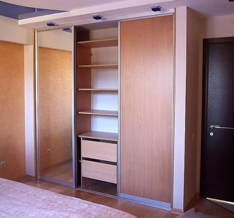 Gabinetes de dormitorio incorporados (55 fotos): el diseño de gabinetes de esquina incorporados grandes y pequeños armarios 9928_35