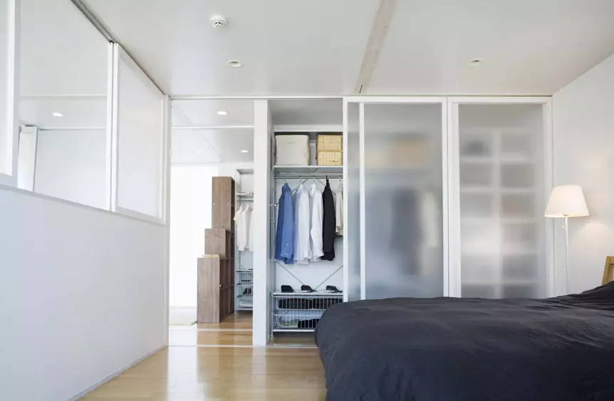Kabinete të ndërtuara në dhomën e gjumit (55 foto): Dizajni i kabineteve të mëdha të themeluara në qoshe dhe wardrobes të vogla 9928_44