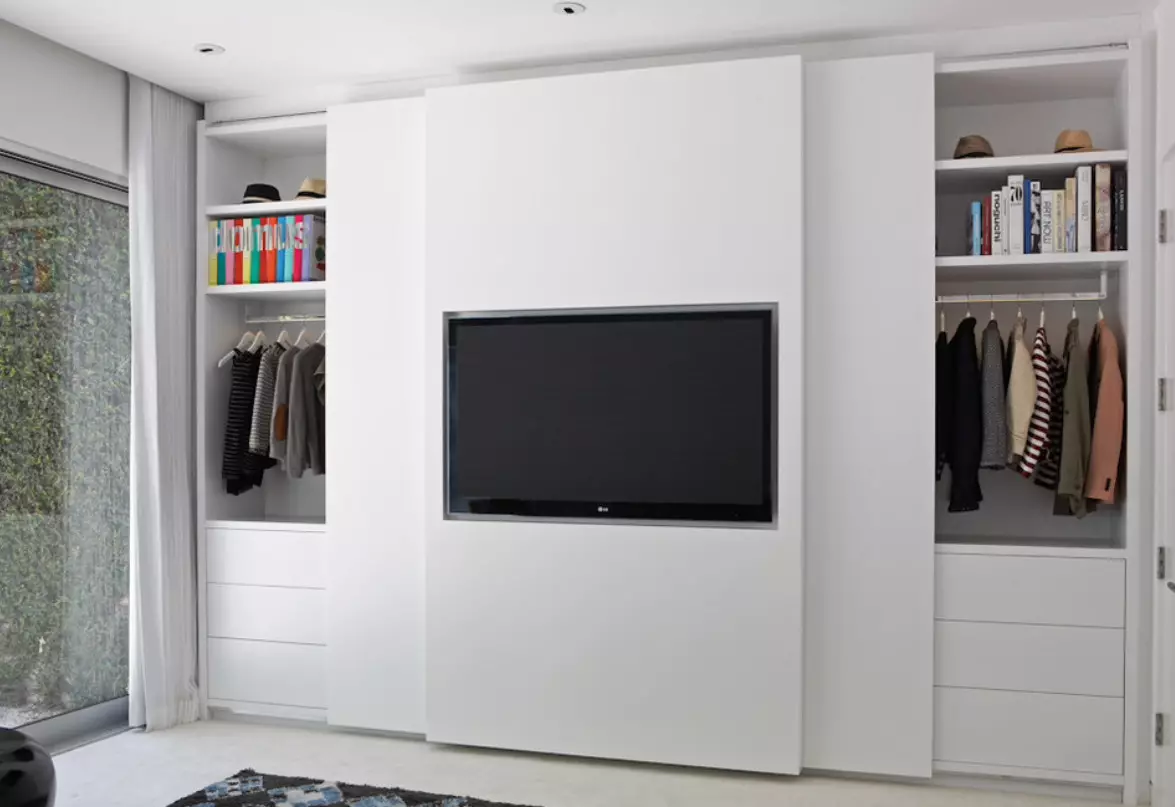 Вградени кабинети за спални (55 фотографии): Дизајнот на големи вградени кабинети и мали гардероби 9928_47