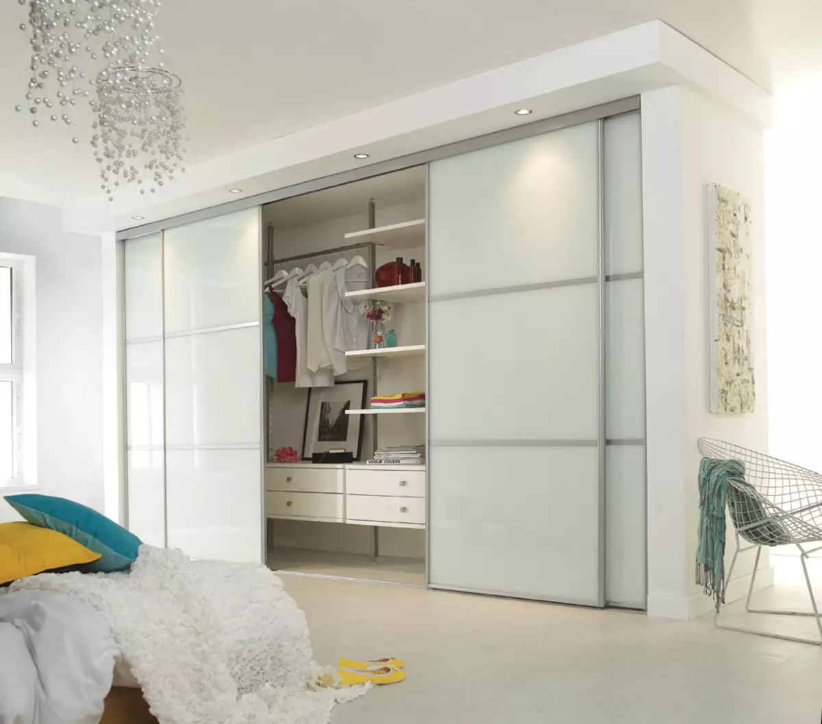 Tủ phòng ngủ tích hợp (55 ảnh): Thiết kế tủ góc tích hợp lớn và tủ quần áo nhỏ 9928_5