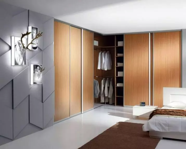 Kabinete të ndërtuara në dhomën e gjumit (55 foto): Dizajni i kabineteve të mëdha të themeluara në qoshe dhe wardrobes të vogla 9928_52