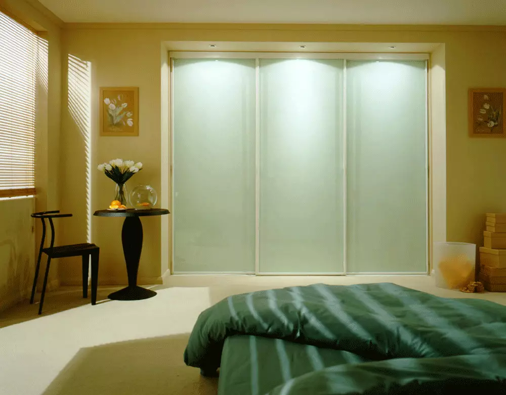 Вбудовані шафи в спальню (55 фото): дизайн великих вбудованих кутових шаф і маленьких шаф-гардеробних 9928_8