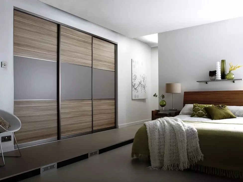 Вбудовані шафи в спальню (55 фото): дизайн великих вбудованих кутових шаф і маленьких шаф-гардеробних 9928_9