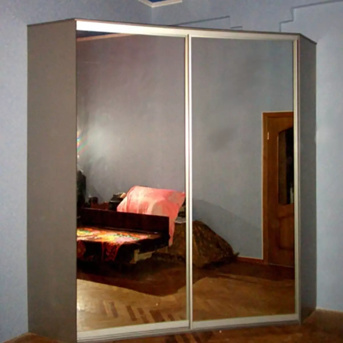 Угловой шкаф-купе с зеркальными дверями