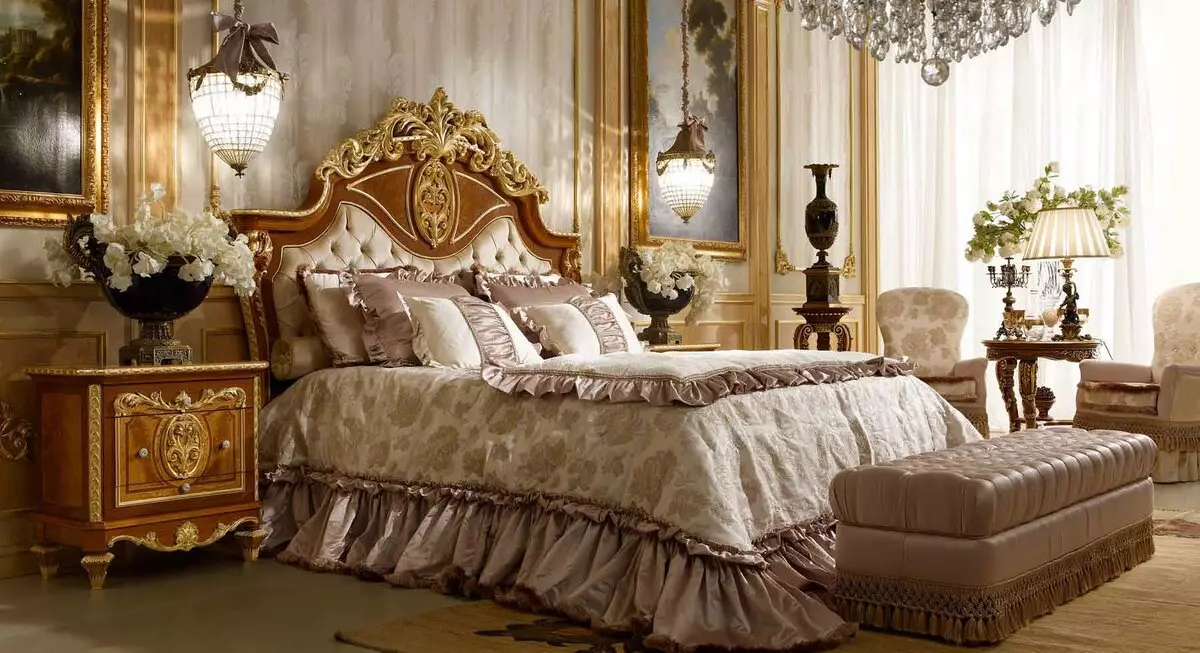 Premium klasės baldai miegamuojui (46 nuotraukos): brangių elito rusų gamybos baldų apžvalga, išskirtiniai karališkieji miegamieji rinkiniai, spalvingi baldai šiuolaikiniame ir klasikiniame stiliuose 9930_13
