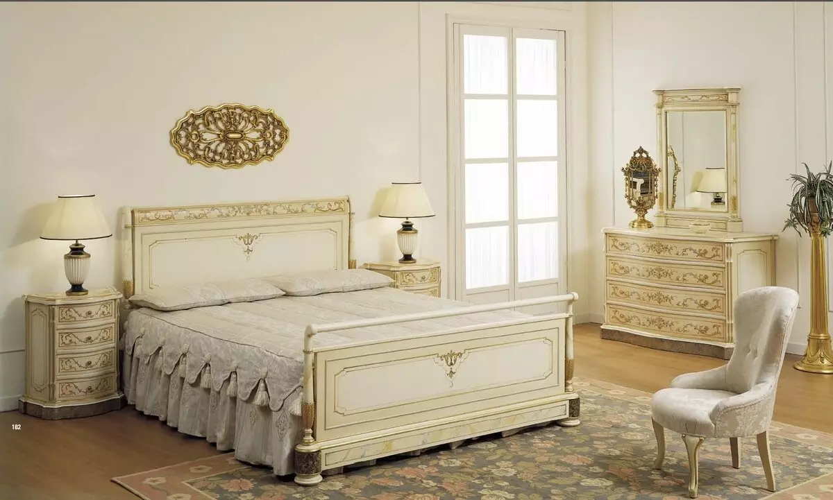 Mobles de clase Premium para dormitorio (46 fotos): Revisión de elite caro Mobiliario de produción rusa, exclusivos conxuntos de cuarto real, mobiliario fermoso en estilos modernos e clásicos 9930_14
