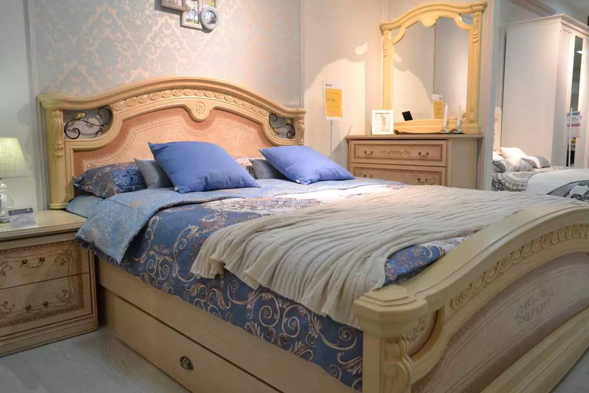 Premium-klases mēbeles guļamistabai (46 fotogrāfijas): dārgu elites krievu ražošanas mēbeļu pārskatīšana, ekskluzīvas karaliskās guļamistabu komplekti, krāšņi mēbeles mūsdienu un klasiskos stilos 9930_20