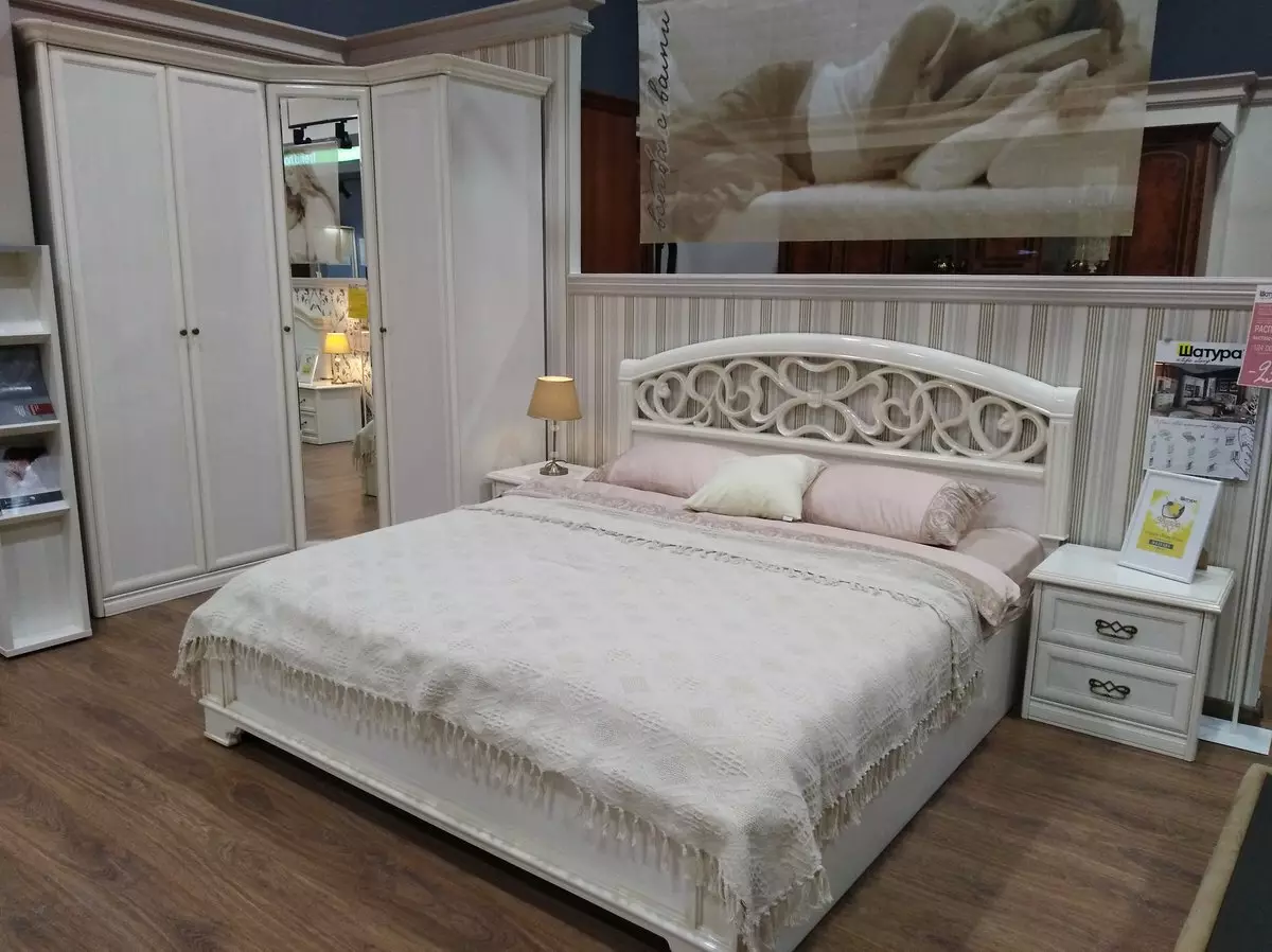Premium klasės baldai miegamuojui (46 nuotraukos): brangių elito rusų gamybos baldų apžvalga, išskirtiniai karališkieji miegamieji rinkiniai, spalvingi baldai šiuolaikiniame ir klasikiniame stiliuose 9930_22