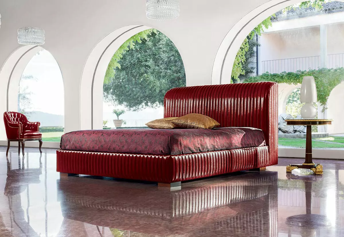 Premium klasės baldai miegamuojui (46 nuotraukos): brangių elito rusų gamybos baldų apžvalga, išskirtiniai karališkieji miegamieji rinkiniai, spalvingi baldai šiuolaikiniame ir klasikiniame stiliuose 9930_32