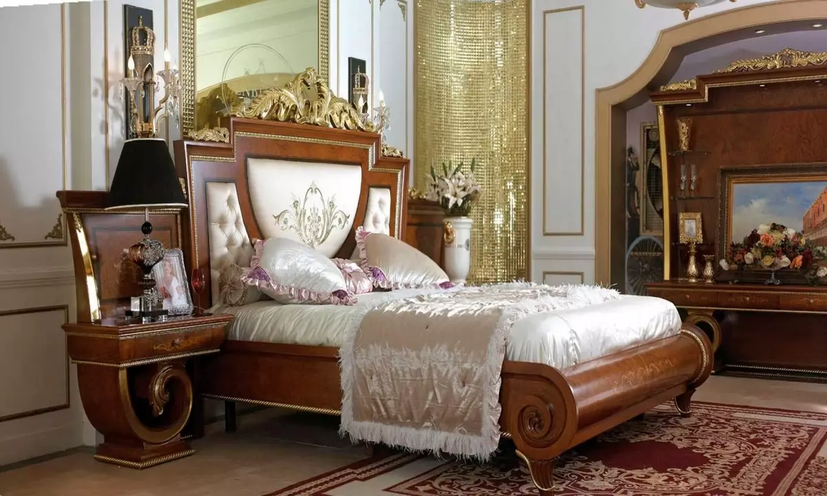 Premium klasės baldai miegamuojui (46 nuotraukos): brangių elito rusų gamybos baldų apžvalga, išskirtiniai karališkieji miegamieji rinkiniai, spalvingi baldai šiuolaikiniame ir klasikiniame stiliuose 9930_38
