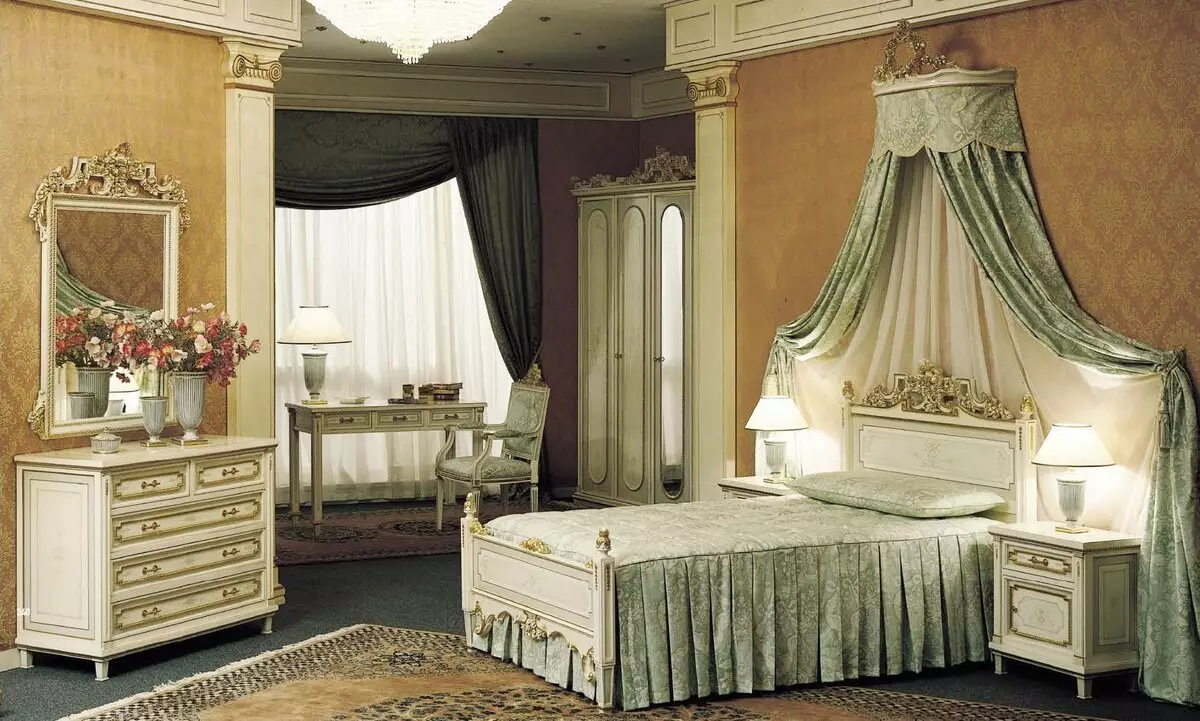 Premium-klases mēbeles guļamistabai (46 fotogrāfijas): dārgu elites krievu ražošanas mēbeļu pārskatīšana, ekskluzīvas karaliskās guļamistabu komplekti, krāšņi mēbeles mūsdienu un klasiskos stilos 9930_39