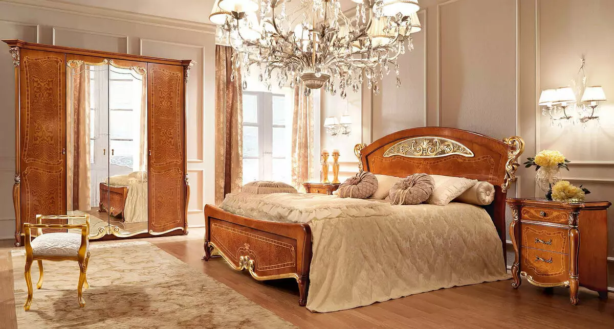 Premium klasės baldai miegamuojui (46 nuotraukos): brangių elito rusų gamybos baldų apžvalga, išskirtiniai karališkieji miegamieji rinkiniai, spalvingi baldai šiuolaikiniame ir klasikiniame stiliuose 9930_41