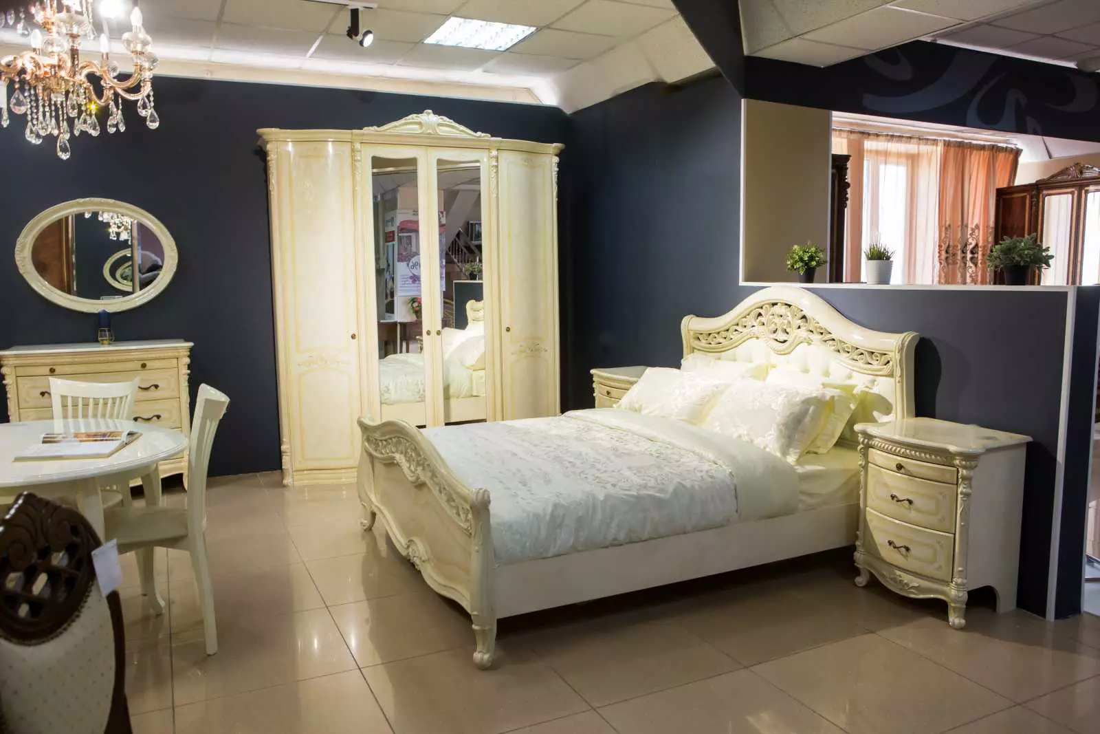 Premium klasės baldai miegamuojui (46 nuotraukos): brangių elito rusų gamybos baldų apžvalga, išskirtiniai karališkieji miegamieji rinkiniai, spalvingi baldai šiuolaikiniame ir klasikiniame stiliuose 9930_42