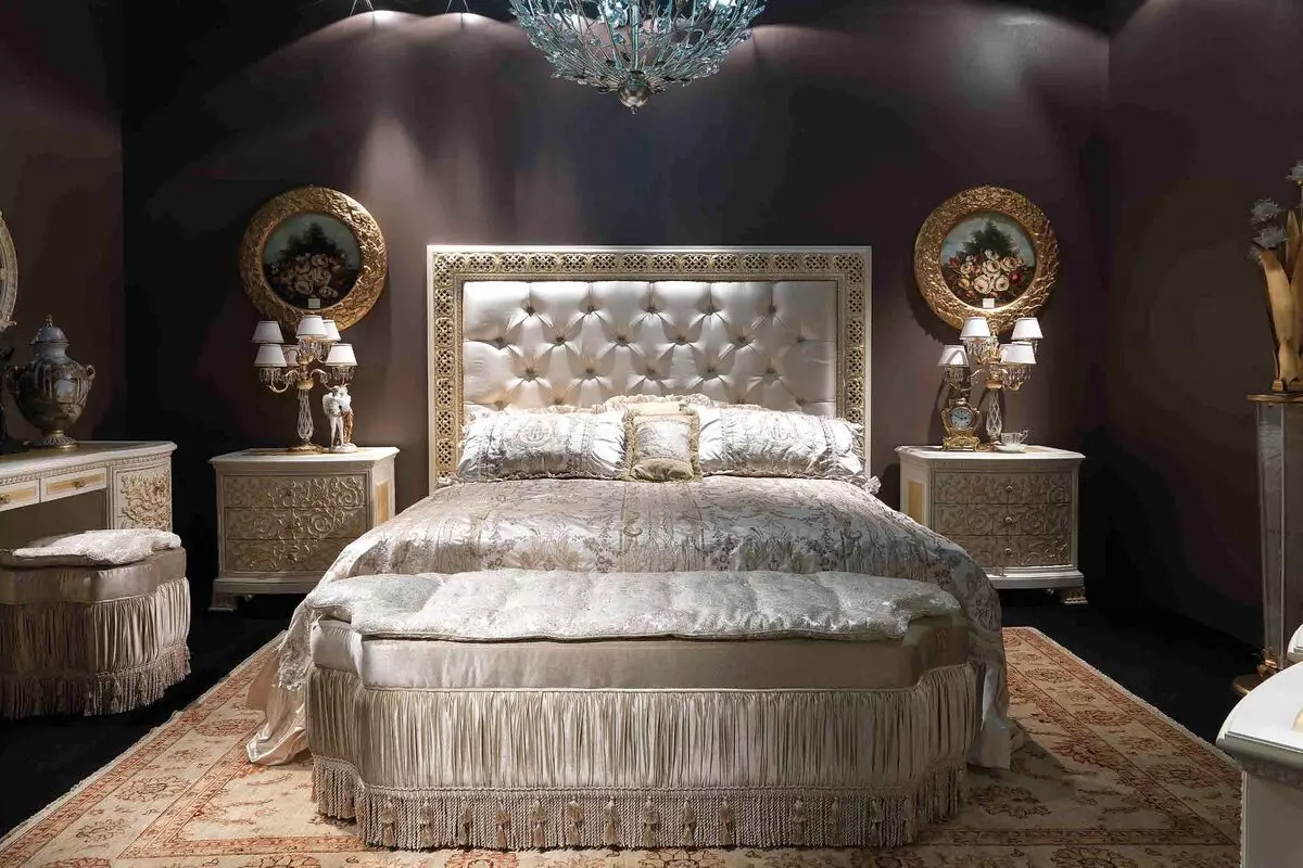 Premium-klases mēbeles guļamistabai (46 fotogrāfijas): dārgu elites krievu ražošanas mēbeļu pārskatīšana, ekskluzīvas karaliskās guļamistabu komplekti, krāšņi mēbeles mūsdienu un klasiskos stilos 9930_6