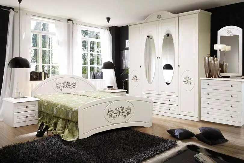 Sleeping Set (80 foto's): Seleksje fan muorren yn klassike en moderne stilen, hoeke meubels en modulêre kleankabinetten 9932_46