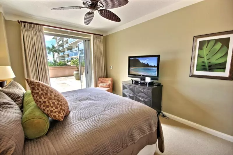 Alternativ för placering av TV: n i sovrummet (37 bilder): Vad är höjden från golvet för att hänga en TV på väggen? Exempel på installationen av TV- och designalternativen 9933_34