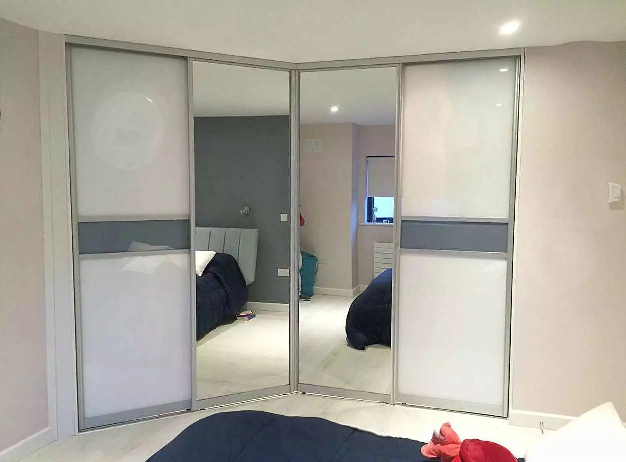 Hjørne garderober i soverommet (60 bilder): Ideer for design og størrelser av innebygde radius skap, små hvite halvcirkelformede skap med speil og andre alternativer 9934_16