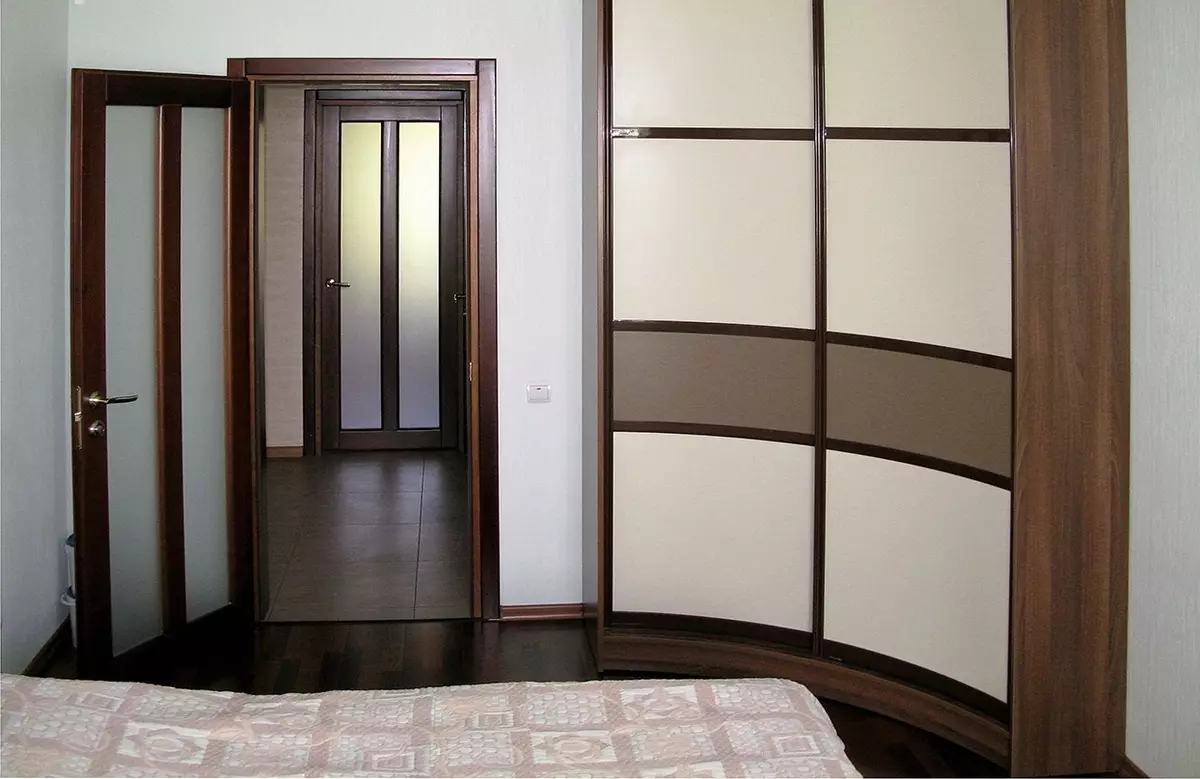 ตู้เสื้อผ้ามุมในห้องนอน (60 รูป): แนวคิดสำหรับการออกแบบและขนาดของตู้รัศมีในตัวตู้ครึ่งวงกลมสีขาวขนาดเล็กพร้อมกระจกเงาและตัวเลือกอื่น ๆ 9934_33