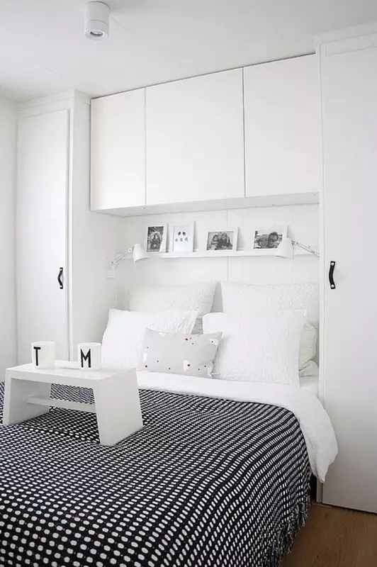 Armarios de cabeceira no cuarto (38 fotos): armarios sobre a cama e ao seu redor nos lados, armarios articulados á beira da cama e outras opcións 9938_5