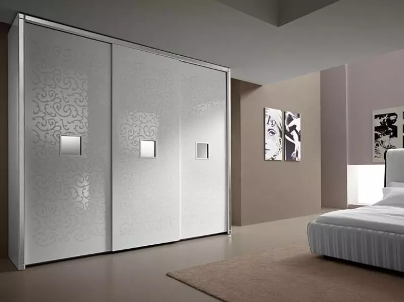 व्हाइट बेडरूम अलमारियाँ (65 फोटो): स्विंग दरवाजे और चमक के साथ कोने अलमारियाँ, एक दर्पण और अन्य विकल्पों के साथ क्लासिक अंतर्निहित मॉडल 9940_11