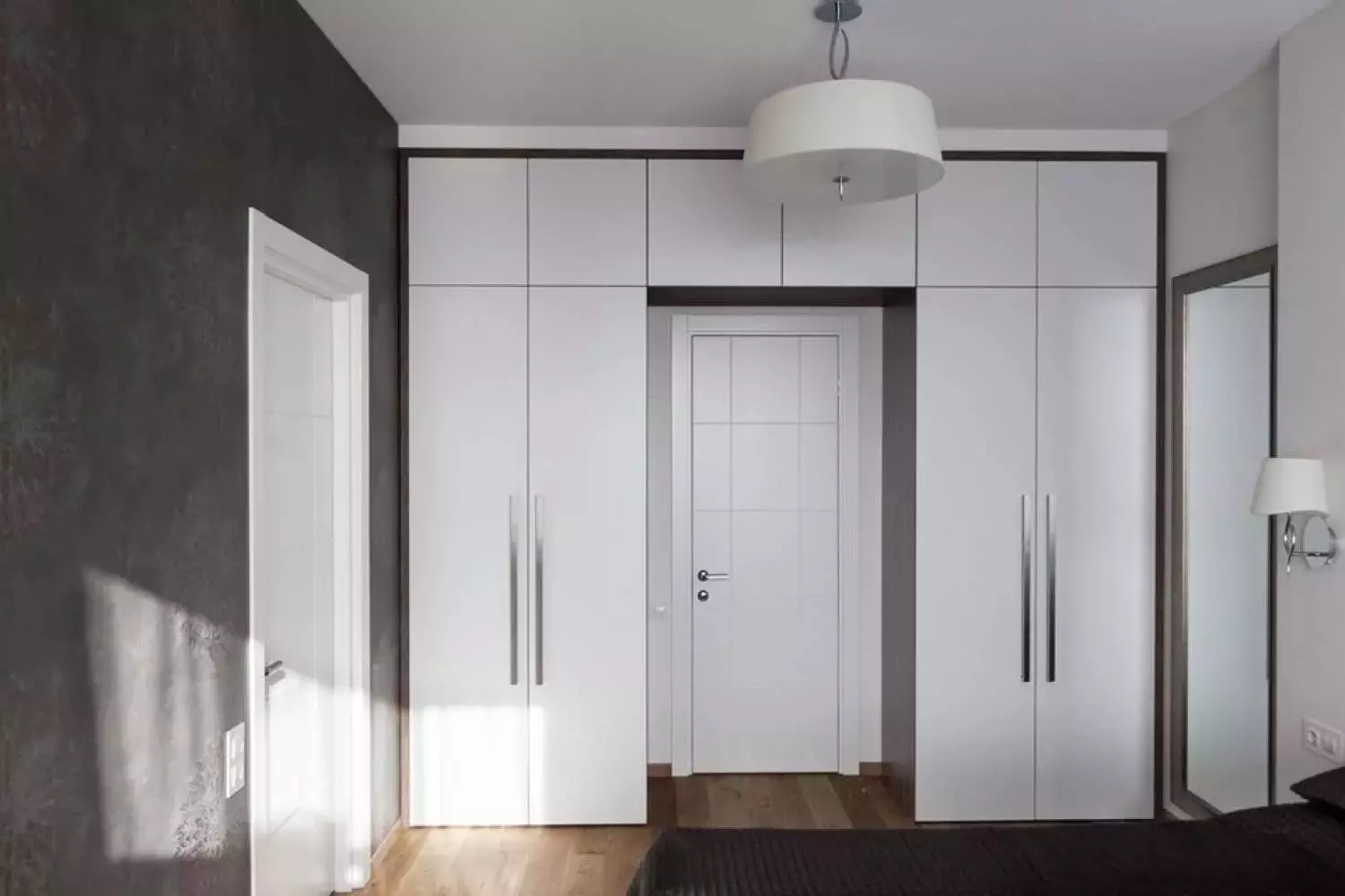 Vita sovrumsskåp (65 bilder): hörnskåp med svängdörrar och glans, klassiska inbyggda modeller med spegel och andra alternativ 9940_15