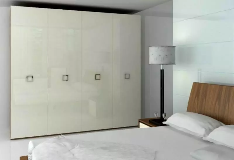 Шкафове за спалня (65 снимки): Ъглови шкафове с люлеещи се врати и гланц, класически вградени модели с огледало и други опции 9940_16
