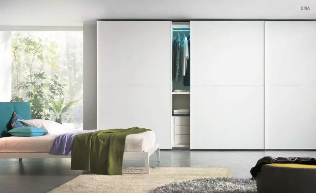 흰색 침실 캐비닛 (65 장의 사진) : 스윙 도어와 광택이있는 코너 캐비닛, 거울 및 기타 옵션이있는 클래식 내장형 모델 9940_19