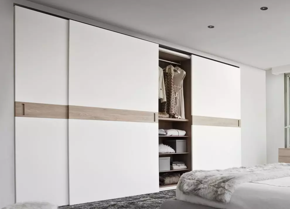 흰색 침실 캐비닛 (65 장의 사진) : 스윙 도어와 광택이있는 코너 캐비닛, 거울 및 기타 옵션이있는 클래식 내장형 모델 9940_20