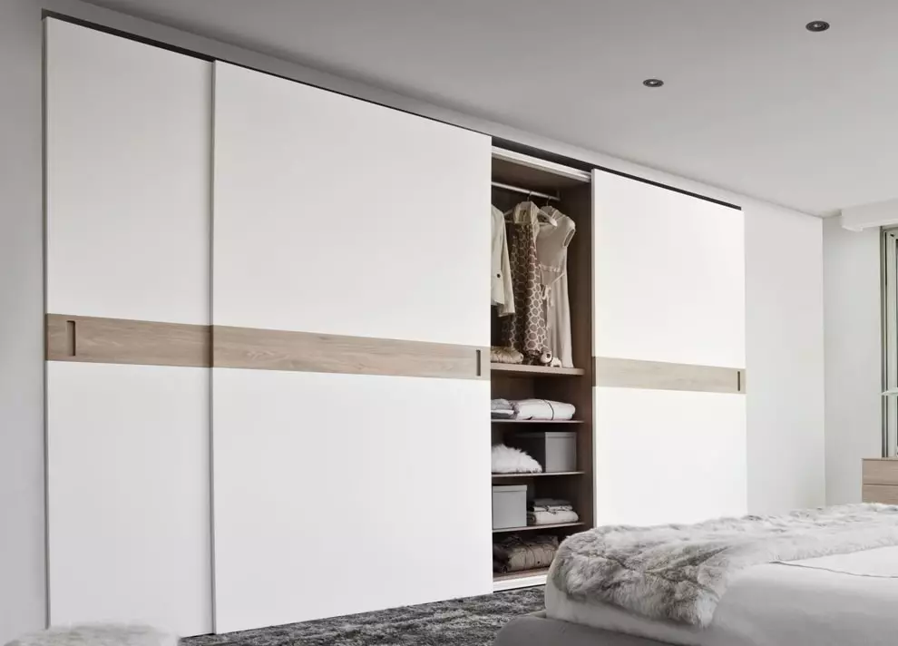 White bedroom cabinets (65 mga larawan): Corner cabinets na may swing door at gloss, classic built-in na mga modelo na may mirror at iba pang mga pagpipilian 9940_20